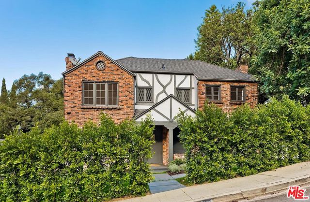 3484 Oak Glen Drive, Los Angeles CA: https://media.crmls.org/mediaz/dc8e2a73-5c62-48c8-aec4-619653597690.jpg