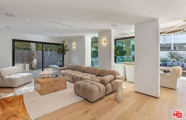 1271 Sunset Plaza Drive, Los Angeles CA: https://media.crmls.org/mediaz/dc8ec5da-2e5d-46a1-924d-606e784688c4.jpg