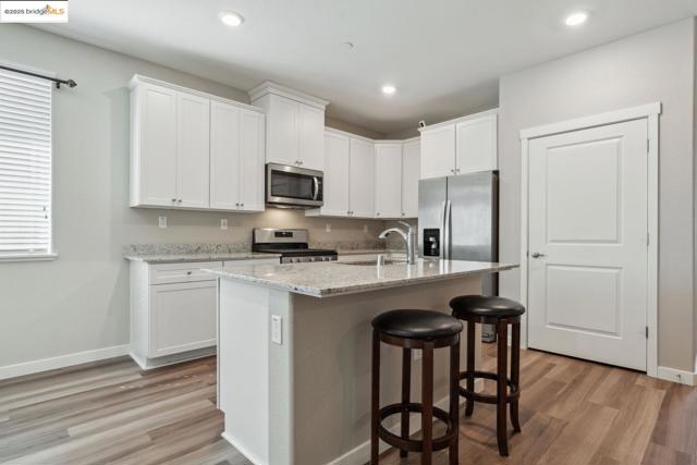 2242 Park PL, Rio Vista CA: https://media.crmls.org/mediaz/dc8efb58-a49a-47b0-a12f-22754bbeb5a6.jpg