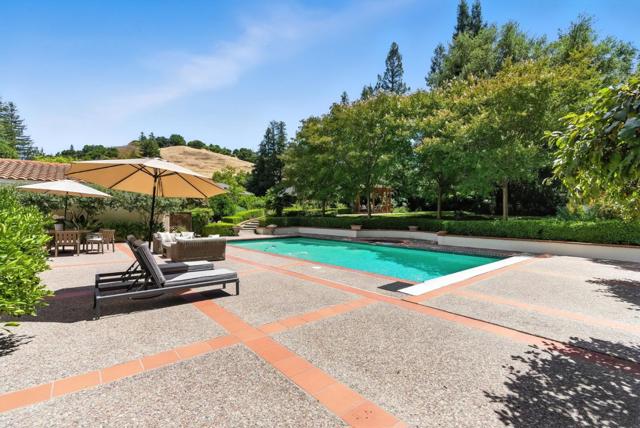 14210 Berry Hill Court, Los Altos Hills CA: https://media.crmls.org/mediaz/dc900323-9638-4822-bf35-ca162ff2f359.jpg