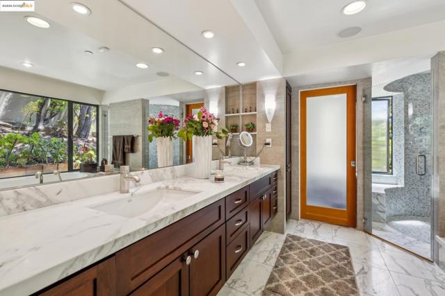 1015 Grand View Dr, Berkeley CA: https://media.crmls.org/mediaz/dc90a007-e33f-46ad-bb85-424310c3641a.jpg