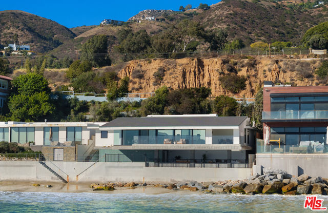 31388 Broad Beach Road, Malibu CA: https://media.crmls.org/mediaz/dc911ded-17be-440a-bac6-b22c5da7227c.jpg
