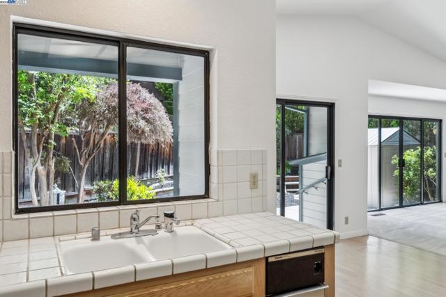 208 Heritage Ln, Pleasanton CA: https://media.crmls.org/mediaz/dc9206f3-eb54-4393-896a-373a84749ca9.jpg
