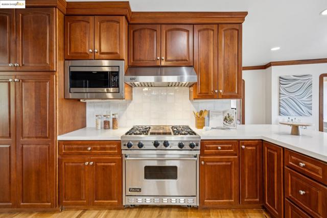 700 Longridge Rd, Oakland CA: https://media.crmls.org/mediaz/dc92528c-12f9-4149-bd27-79977e8c78df.jpg