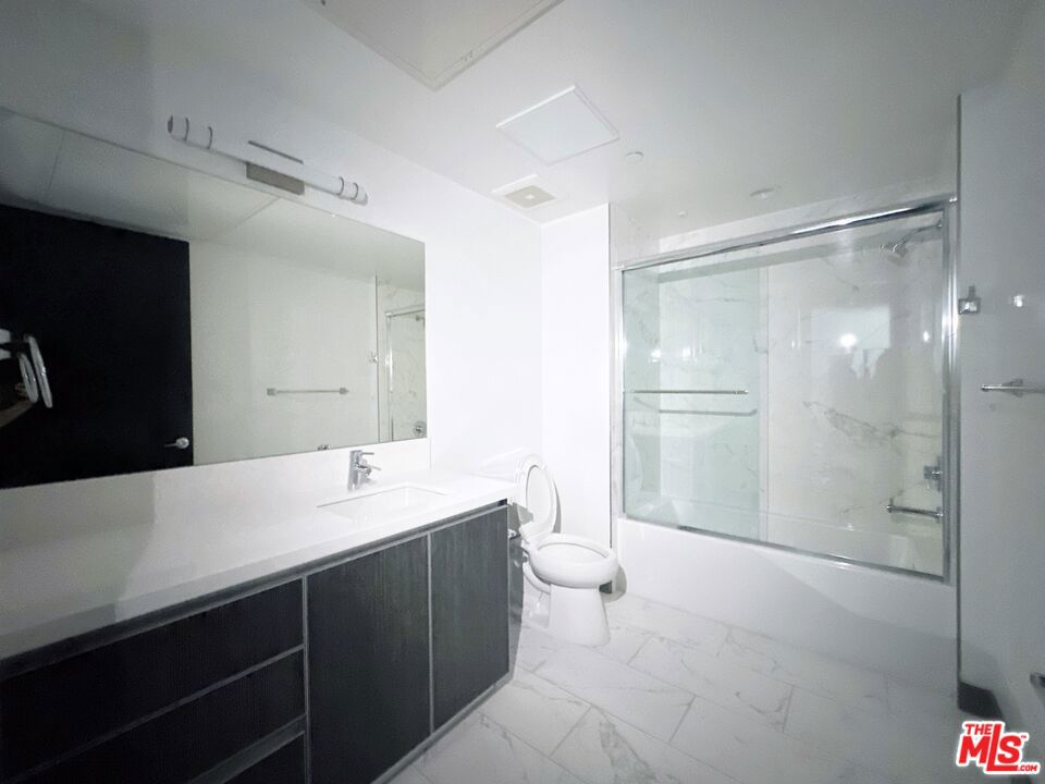 https://media.crmls.org/mediaz/dc927a97-a71c-47c2-be8f-891fd491f7a3.jpg?preset=X-Large