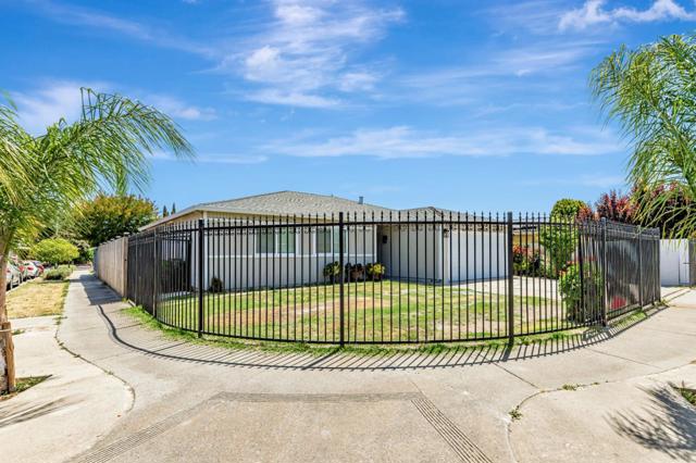 8180 Forest Street, Gilroy CA: https://media.crmls.org/mediaz/dc92c05b-7782-4846-8bbb-64ad501aeb53.jpg