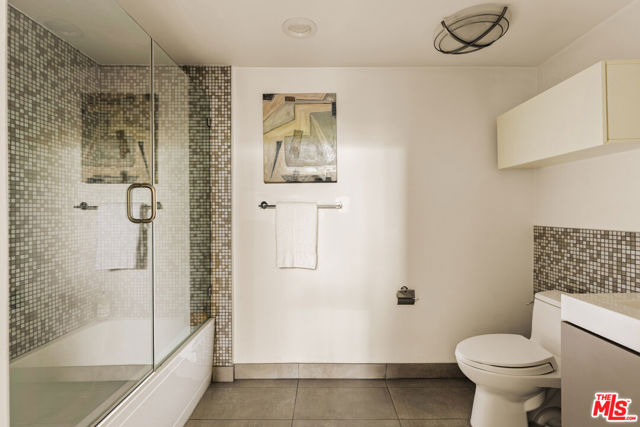 7062 Hawthorn Avenue, Los Angeles CA: https://media.crmls.org/mediaz/dc92df6c-3552-4973-b474-8cec02e39ed2.jpg