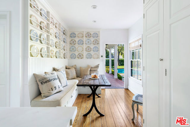 615 Trenton Drive, Beverly Hills CA: https://media.crmls.org/mediaz/dc9446b6-6bd2-4336-b9d2-a393fcd92bc0.jpg