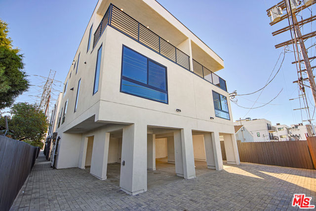 5709 Auckland Avenue, North Hollywood CA: https://media.crmls.org/mediaz/dc944c5c-aec6-469d-8139-0ea09cd64990.jpg
