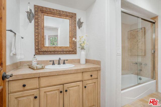 2917 N Poinsettia Avenue, Manhattan Beach CA: https://media.crmls.org/mediaz/dc947dff-d158-41ed-a67f-9cf3bf437335.jpg