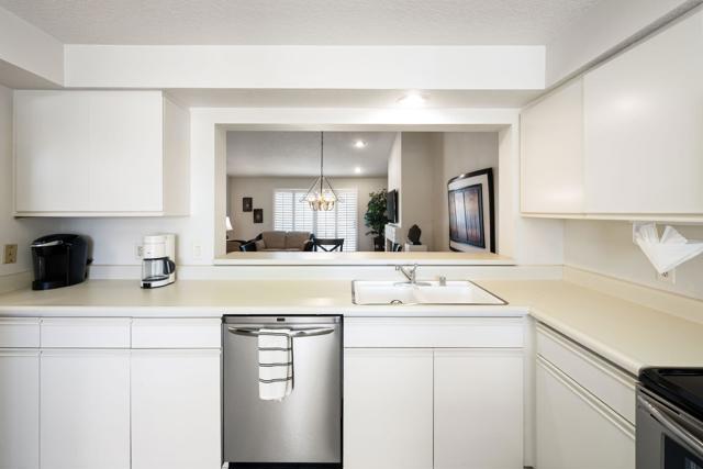 357 Desert Falls E Drive, Palm Desert CA: https://media.crmls.org/mediaz/dc94fc8a-bb74-424a-98b9-443549fff1a0.jpg