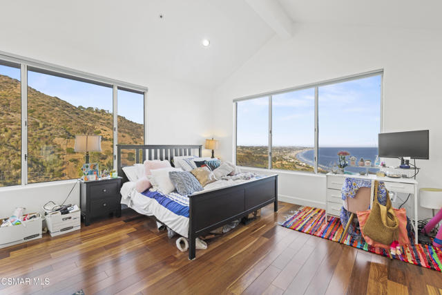31505 Pacific Coast Highway, Malibu CA: https://media.crmls.org/mediaz/dc9595c5-f74a-4bdb-bb1a-a0763e51e242.jpg