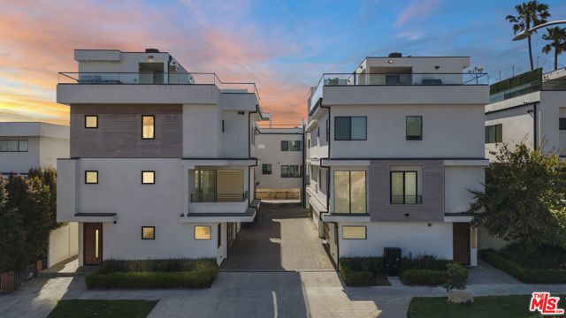 733 N Gramercy Place, Los Angeles CA: https://media.crmls.org/mediaz/dc95e597-da69-46f6-be38-58e0f3892398.jpg