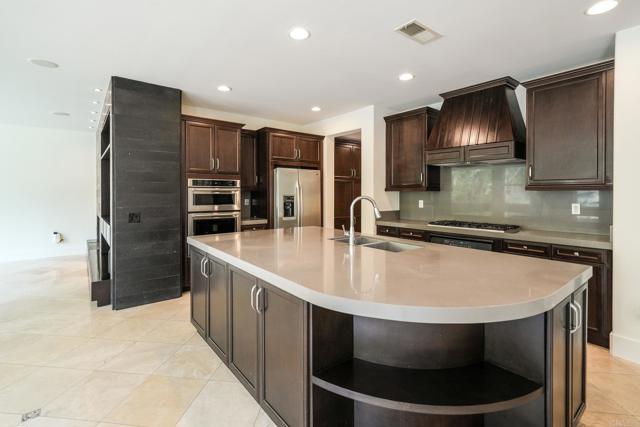 Detail Gallery Image 16 of 61 For 821 Shadow Ridge Pl, Chula Vista,  CA 91914 - 5 Beds | 4/1 Baths