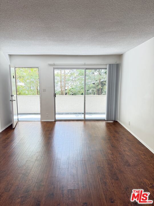 1138 11th Street, Santa Monica CA: https://media.crmls.org/mediaz/dc976f18-c409-43c5-b9bc-acbf0986876e.jpg