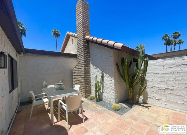 2234 S Linden Way, Palm Springs CA: https://media.crmls.org/mediaz/dc9812af-a7e9-46bf-acb7-aa799636a152.jpg
