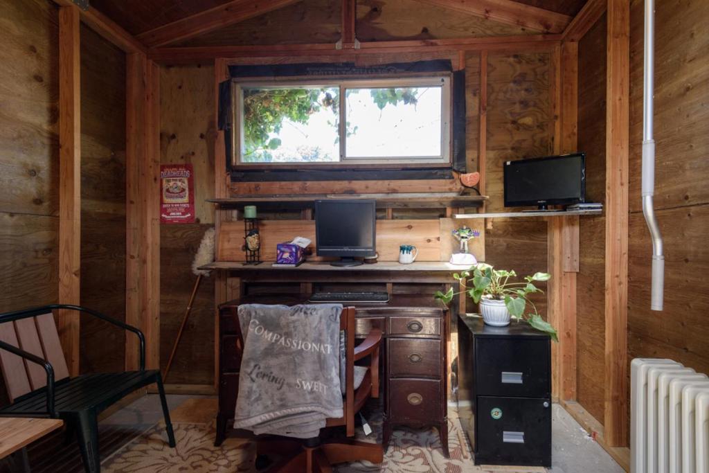 https://media.crmls.org/mediaz/dc984737-1045-4f1f-861c-6d38688b5bdb.jpg?preset=X-Large