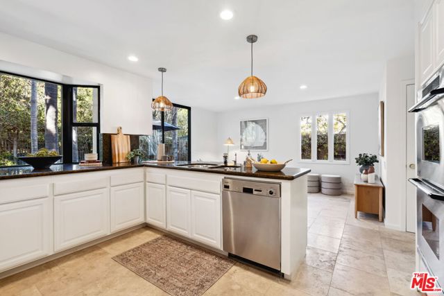 8105 Buena Fortuna Street, Carpinteria CA: https://media.crmls.org/mediaz/dc98a98f-1803-479e-807c-39c6e2ab3c8b.jpg