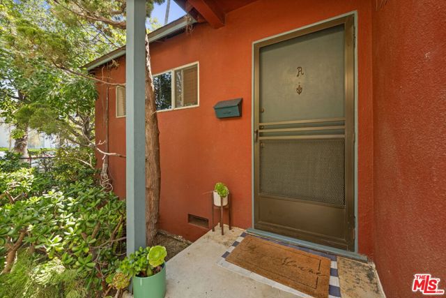 1338 19th Street, Santa Monica CA: https://media.crmls.org/mediaz/dc9962d7-848c-4555-9818-64e4b2801550.jpg