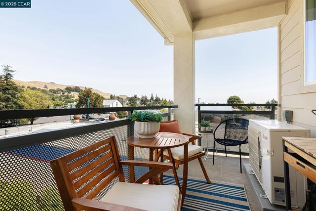 27263 Lumina Ct, Hayward CA: https://media.crmls.org/mediaz/dc9a0d8d-d534-411f-a83a-72306467cf2e.jpg