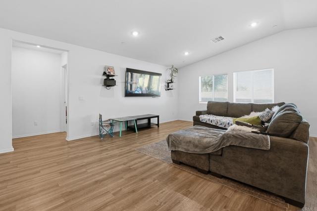 Detail Gallery Image 2 of 30 For 1262 Allegiance Ave, Hemet,  CA 92543 - 4 Beds | 2/1 Baths