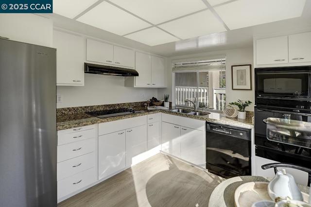 975 Terra California Dr, Walnut Creek CA: https://media.crmls.org/mediaz/dc9aa792-d7e4-42cb-8dcd-4e0efd47d9f1.jpg