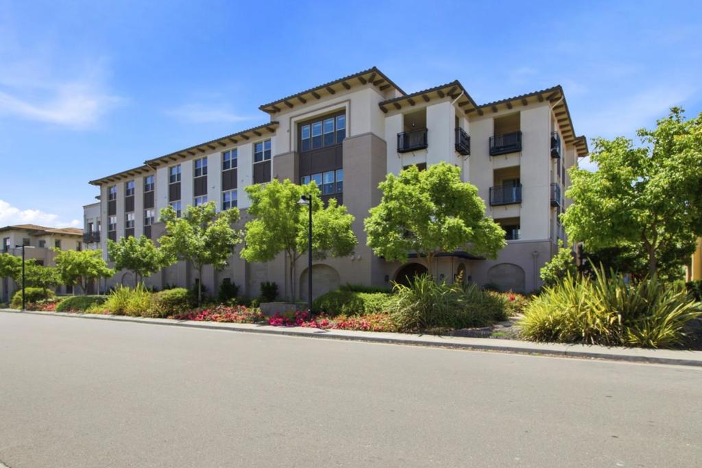1069 Bigleaf Place #202