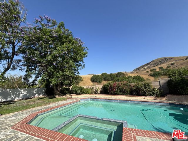 19021 Kilfinan Street, Porter Ranch CA: https://media.crmls.org/mediaz/dc9b3f0b-c6e9-4d99-87e4-08898f579e91.jpg