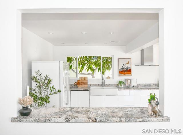 4503 Carnaby, Carlsbad CA: https://media.crmls.org/mediaz/dc9b4c50-4ebe-4a72-9325-c36a1181c9ad.jpg