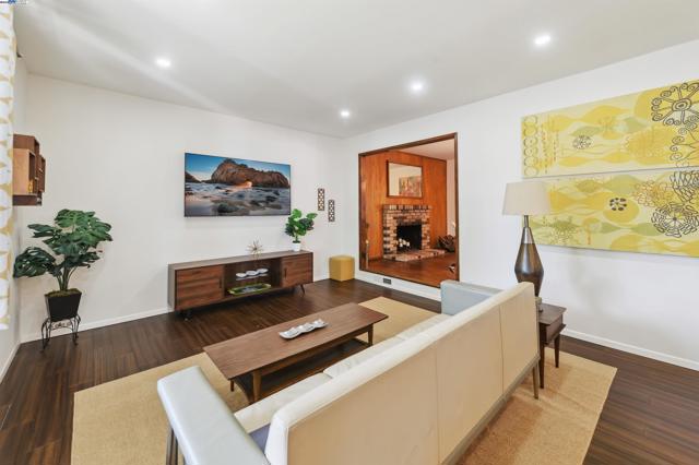 7606 Desertwood Ln, Pleasanton CA: https://media.crmls.org/mediaz/dc9b8088-6f1f-46c4-9d8c-778261791cbc.jpg
