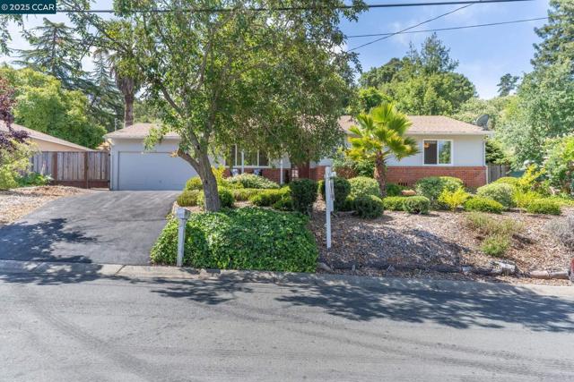 3215 Camino Colorados, Lafayette CA: https://media.crmls.org/mediaz/dc9b941f-9732-4fb8-b63d-b5860a33f856.jpg
