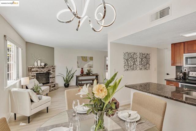 16 Town Sq PL, Oakland CA: https://media.crmls.org/mediaz/dc9bbf66-9173-457e-958a-12cab823e971.jpg