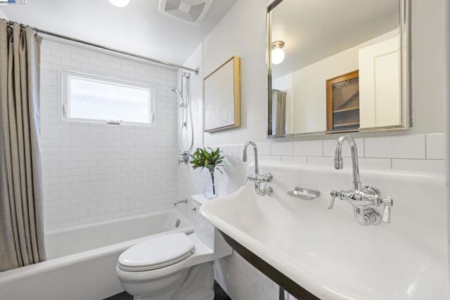 898 Union St, Alameda CA: https://media.crmls.org/mediaz/dc9c71c9-e96d-474f-887e-81a369f0a547.jpg