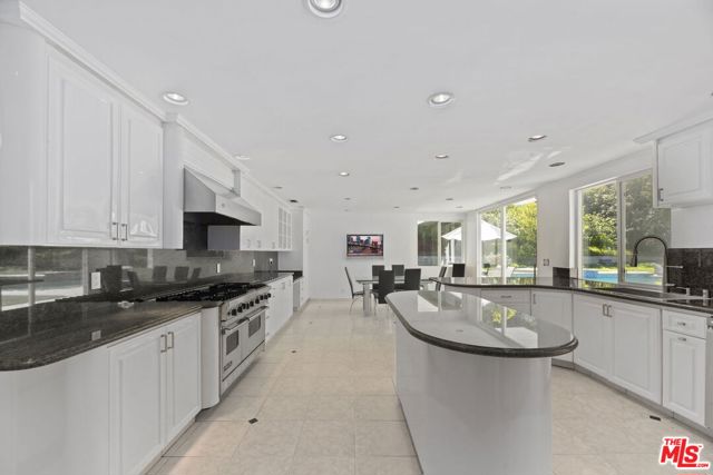 1860 Loma Vista Drive, Beverly Hills CA: https://media.crmls.org/mediaz/dc9cf2a0-ba30-409c-9c39-57f9fecfb14d.jpg
