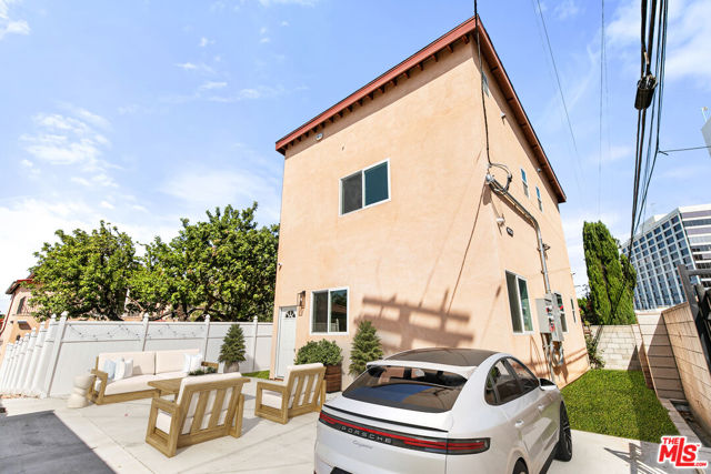 16698 W Moorpark Street, Encino CA: https://media.crmls.org/mediaz/dc9d7c0f-c069-4442-b6f8-a60f4a79c840.jpg