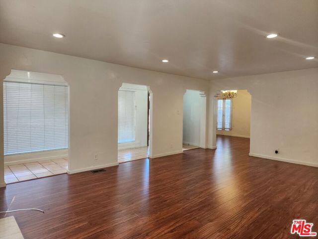 328 S Oakhurst Drive, Beverly Hills CA: https://media.crmls.org/mediaz/dc9e235d-2511-4c65-aa4d-8d2e9b756692.jpg