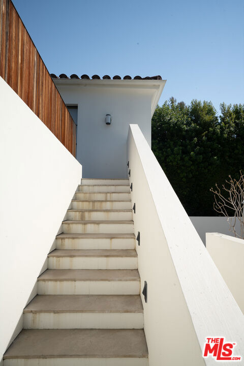 546 N Mccadden Place, Los Angeles CA: https://media.crmls.org/mediaz/dc9f0d0c-bf03-463c-916a-0add18873272.jpg