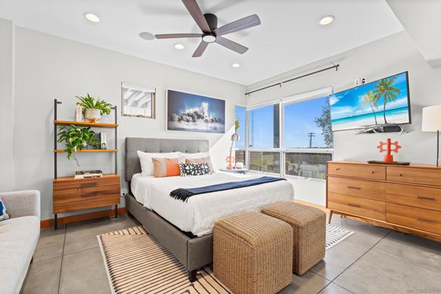 5259 Pacifica Dr, San Diego CA: https://media.crmls.org/mediaz/dc9ff0c4-280c-4423-951b-165cfb0f4d23.jpg