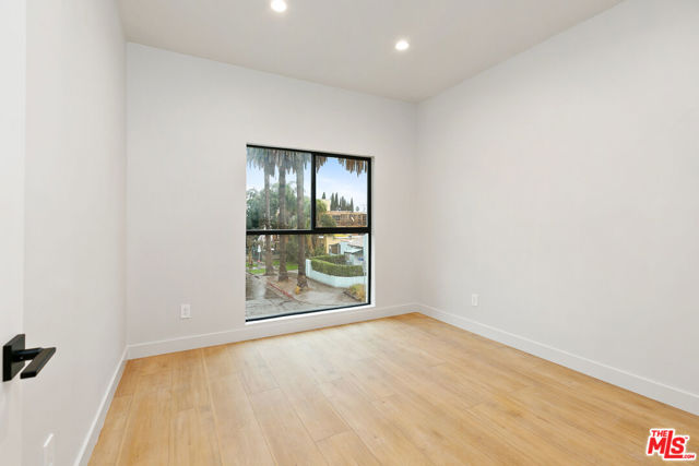 7229 Willoughby Avenue, Los Angeles CA: https://media.crmls.org/mediaz/dca03e77-07f3-4346-979a-9b72454db0d3.jpg