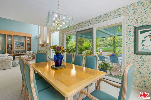 17152 Avenida De Santa Ynez, Pacific Palisades CA: https://media.crmls.org/mediaz/dca0fa92-b1c0-4c4b-be6f-172815ae62bb.jpg