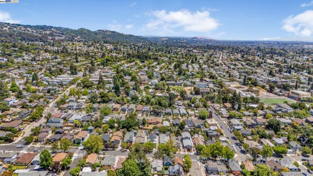 3914 Laguna Ave, Oakland CA: https://media.crmls.org/mediaz/dca23c19-a704-4c87-ba1f-d2b5ce7e85f4.jpg