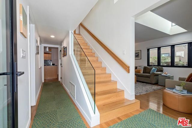 832 Superba Avenue, Venice CA: https://media.crmls.org/mediaz/dca3ada3-a1da-4ac5-816d-250062a74854.jpg