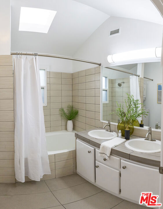 654 Broadway Street photo 16