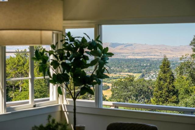 102 Castlewood Dr, Pleasanton CA: https://media.crmls.org/mediaz/dca3e122-5a90-4abe-82b1-2921c4e9a7df.jpg