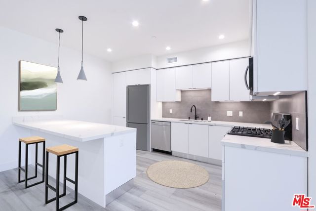 11800 Courtleigh Drive, Los Angeles CA: https://media.crmls.org/mediaz/dca42c3d-fb92-4465-9f1d-b8db7b3132a9.jpg