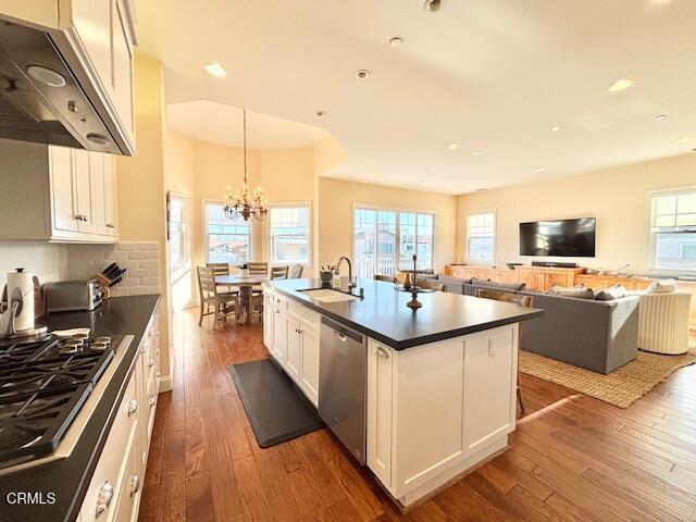 117 Glendale Avenue, Oxnard CA: https://media.crmls.org/mediaz/dca4ae4c-bade-47c0-82c6-944151df09ea.jpg