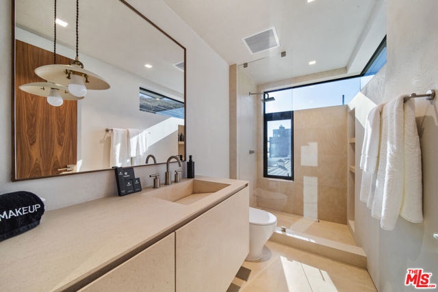 18954 Pacific Coast Highway, Malibu CA: https://media.crmls.org/mediaz/dca520a9-5c40-42c3-8e22-05f8cf6176fb.jpg