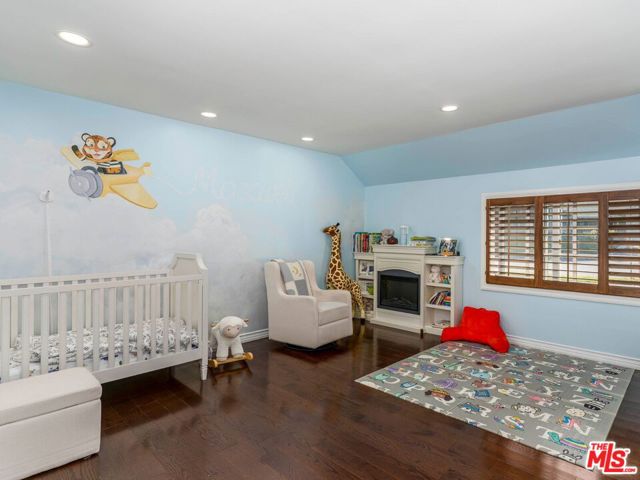 15405 Valley Vista Boulevard, Sherman Oaks CA: https://media.crmls.org/mediaz/dca5c38c-9889-45bf-82ac-512bc1a85aad.jpg