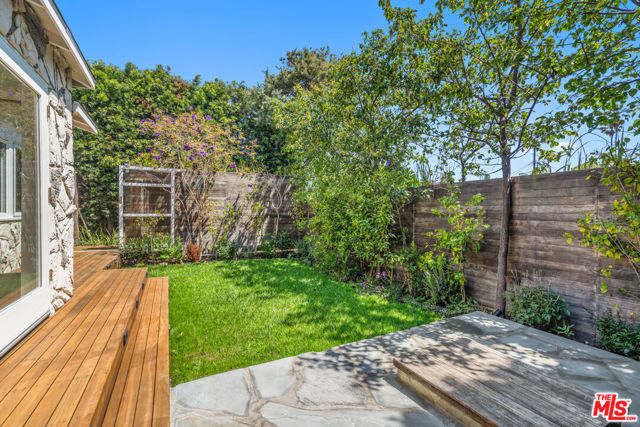 2425 Cloy Avenue, Venice CA: https://media.crmls.org/mediaz/dca6f281-7931-4a70-a370-fd22e58d6dab.jpg