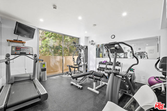 10433 WILSHIRE, Los Angeles CA: https://media.crmls.org/mediaz/dca713df-6727-4935-ba05-91dc2a16e0de.jpg